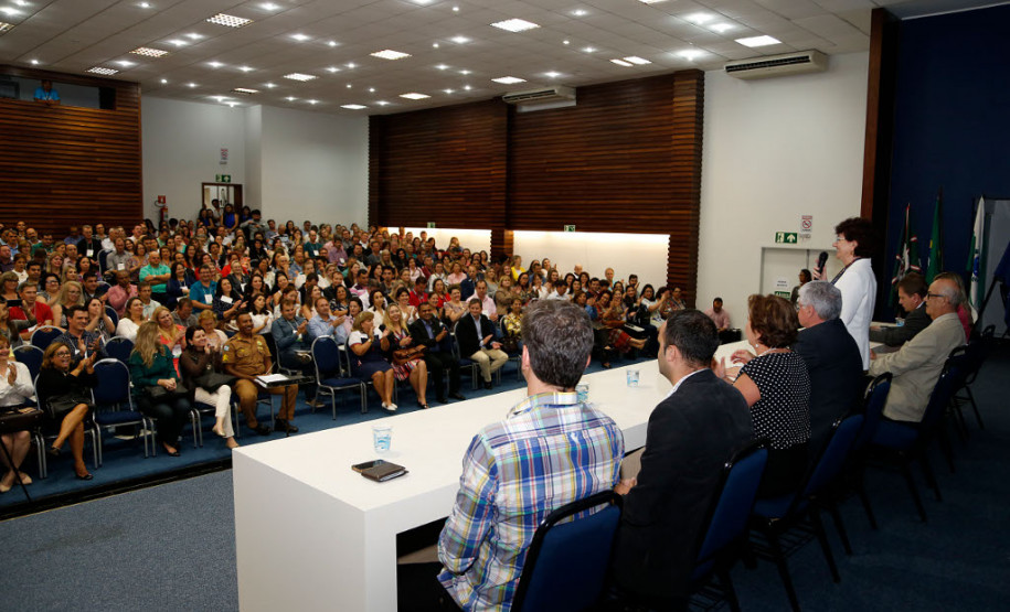 Cerca de 400 pessoas participaram, na noite desta segunda-feira (10), em Curitiba, da abertura do curso de gestão para a terceira turma de diretores de escolas estaduais. Neste grupo estão gestores de escolas da Área Metropolitana Norte, Dois Vizinhos, Francisco Beltrão, Pato Branco e União da Vitória. Iniciado no último dia 3, o curso segue até o dia 28 deste mês.