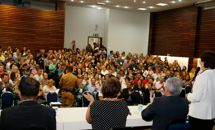 Cerca de 400 pessoas participaram, na noite desta segunda-feira (10), em Curitiba, da abertura do curso de gestão para a terceira turma de diretores de escolas estaduais. Neste grupo estão gestores de escolas da Área Metropolitana Norte, Dois Vizinhos, Francisco Beltrão, Pato Branco e União da Vitória. Iniciado no último dia 3, o curso segue até o dia 28 deste mês.