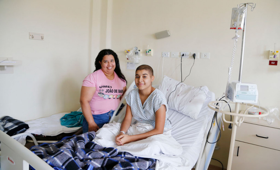 O Governo do Paraná mais que dobrou o número de instituições conveniadas que ofertam o atendimento escolar a alunos hospitalizados. Em 2010, eram oito instituições que ofereciam o serviço. Agora, são 19 que mantêm parceria com a Secretaria de Estado da Educação em diferentes regiões do Paraná.<br />
<br />
O atendimento é feito por professores e pedagogos da rede estadual de ensino pelo programa Serviço de Atendimento à Rede de Escolarização Hospitalar (Sareh).