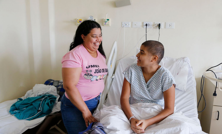 Thainara é natural da cidade de Jaciara, no estado do Mato Grosso. Segundo sua mãe, a pedagoga Luzia Paz Passarinho da Silva, o atendimento educacional hospitalar ofertado no Paraná teve um papel fundamental na formação escolar de sua filha. “É um programa que teve um papel único porque garantiu a escolarização durante o processo de tratamento, sem perder conteúdo. No nosso estado não temos esse tipo de atendimento”, disse.
