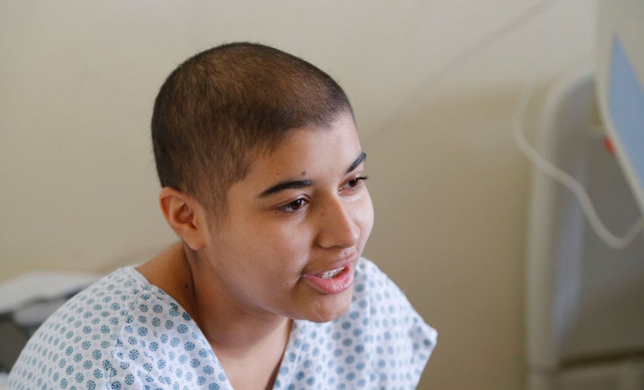 Em novembro do ano passado, os professores e pedagogos que atuam no Hospital das Clínicas, em Curitiba, fizeram uma festa surpresa para Thainara Cristina da Silva, 18 anos, para comemorar a formatura do ensino médio