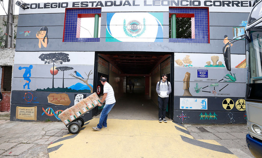 As 2,1 mil escolas da rede estadual de ensino começaram a receber a segunda remessa de carne bovina para a merenda escolar. Nos próximos dias serão entregues 75 toneladas de carne bovina (patinho) em cubo a todas as unidades de ensino. No final do mês de maio as escolas estaduais vão receber a terceira remessa, contendo peito de frango.