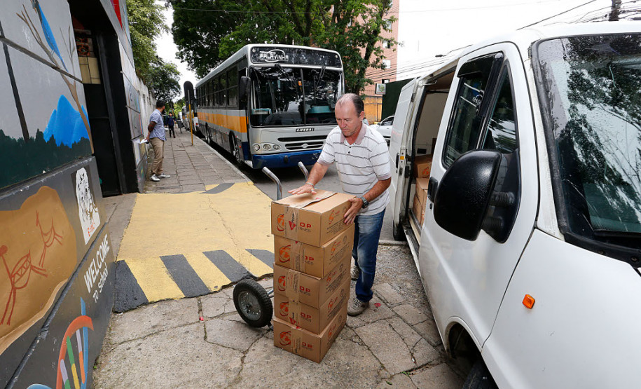 As 2,1 mil escolas da rede estadual de ensino começaram a receber a segunda remessa de carne bovina para a merenda escolar. Nos próximos dias serão entregues 75 toneladas de carne bovina (patinho) em cubo a todas as unidades de ensino. No final do mês de maio as escolas estaduais vão receber a terceira remessa, contendo peito de frango.