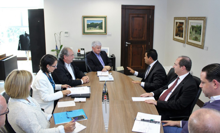 O Governo do Paraná vai melhorar o funcionamento da internet em toda rede estadual de ensino. Detalhes do projeto foram discutidos nesta quarta-feira (19), no Palácio Iguaçu, pelo chefe da Casa Civil, Valdir Rossoni, com diretores e técnicos da Copel e da Fundepar.