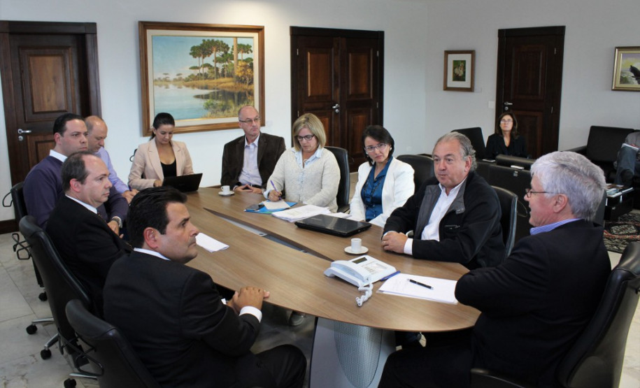 O Governo do Paraná vai melhorar o funcionamento da internet em toda rede estadual de ensino. Detalhes do projeto foram discutidos nesta quarta-feira (19), no Palácio Iguaçu, pelo chefe da Casa Civil, Valdir Rossoni, com diretores e técnicos da Copel e da Fundepar.