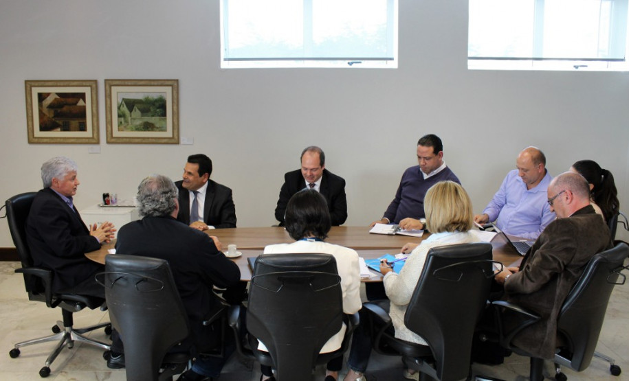 O Governo do Paraná vai melhorar o funcionamento da internet em toda rede estadual de ensino. Detalhes do projeto foram discutidos nesta quarta-feira (19), no Palácio Iguaçu, pelo chefe da Casa Civil, Valdir Rossoni, com diretores e técnicos da Copel e da Fundepar.