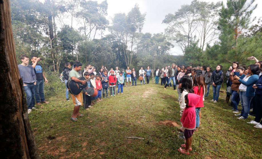 Nos últimos sete anos as comunidades indígenas xokleng, guarani, xetá e caingangue, que vivem no Paraná, tiveram importantes avanços na área da educação que garantem a qualidade do ensino e reforçam a cultura e as histórias desses povos