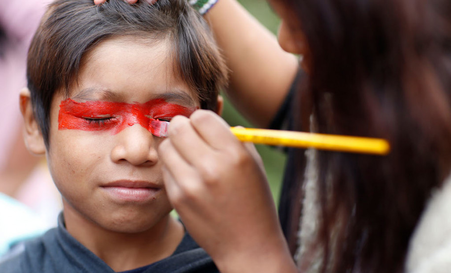 Nos últimos sete anos as comunidades indígenas xokleng, guarani, xetá e caingangue, que vivem no Paraná, tiveram importantes avanços na área da educação que garantem a qualidade do ensino e reforçam a cultura e as histórias desses povos