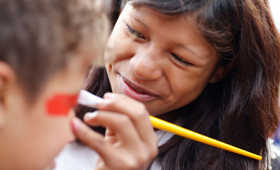 Nos últimos sete anos as comunidades indígenas xokleng, guarani, xetá e caingangue, que vivem no Paraná, tiveram importantes avanços na área da educação que garantem a qualidade do ensino e reforçam a cultura e as histórias desses povos