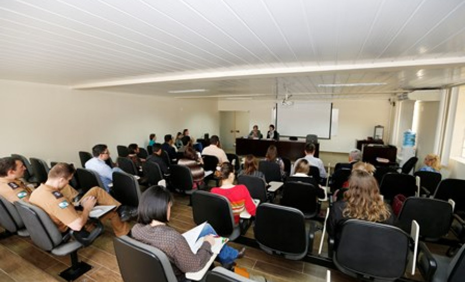 Representantes das Secretarias de Estado da Educação, da Saúde, da Juventude, Polícias Civil e Militar, Ordem dos Advogados do Brasil no Paraná, Celepar, Ministério Público e Conselho Tutelar se reuniram na tarde desta quinta-feira (20), no auditório da Secretaria de Estado da Educação, para dar continuidade aos trabalhos de prevenção e orientação à população em relação a jogos virtuais prejudiciais