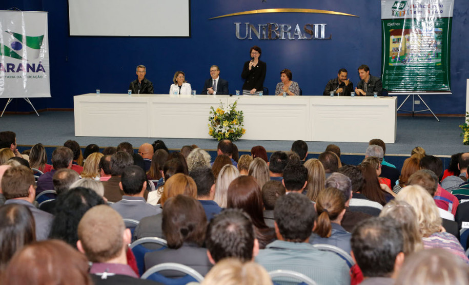 Cerca de 400 diretores das escolas estaduais pertencentes aos Núcleos Regionais de Educação (NREs) de Guarapuava, Pitanga (Centro do Estado), Irati, Laranjeiras do Sul (Centro Sul), Telêmaco Borba e Ponta Grossa (Campos Gerais) iniciaram nesta segunda-feira (24), em Curitiba, o curso de Gestão em Foco