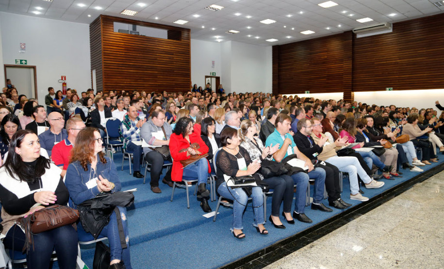 Cerca de 400 diretores das escolas estaduais pertencentes aos Núcleos Regionais de Educação (NREs) de Guarapuava, Pitanga (Centro do Estado), Irati, Laranjeiras do Sul (Centro Sul), Telêmaco Borba e Ponta Grossa (Campos Gerais) iniciaram nesta segunda-feira (24), em Curitiba, o curso de Gestão em Foco