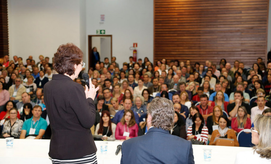 Cerca de 400 diretores das escolas estaduais pertencentes aos Núcleos Regionais de Educação (NREs) de Guarapuava, Pitanga (Centro do Estado), Irati, Laranjeiras do Sul (Centro Sul), Telêmaco Borba e Ponta Grossa (Campos Gerais) iniciaram nesta segunda-feira (24), em Curitiba, o curso de Gestão em Foco