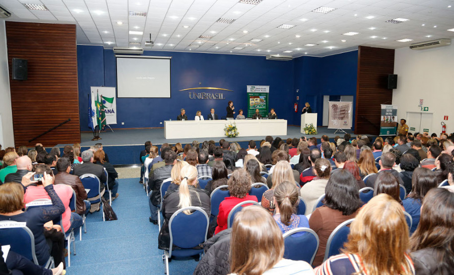 Cerca de 400 diretores das escolas estaduais pertencentes aos Núcleos Regionais de Educação (NREs) de Guarapuava, Pitanga (Centro do Estado), Irati, Laranjeiras do Sul (Centro Sul), Telêmaco Borba e Ponta Grossa (Campos Gerais) iniciaram nesta segunda-feira (24), em Curitiba, o curso de Gestão em Foco