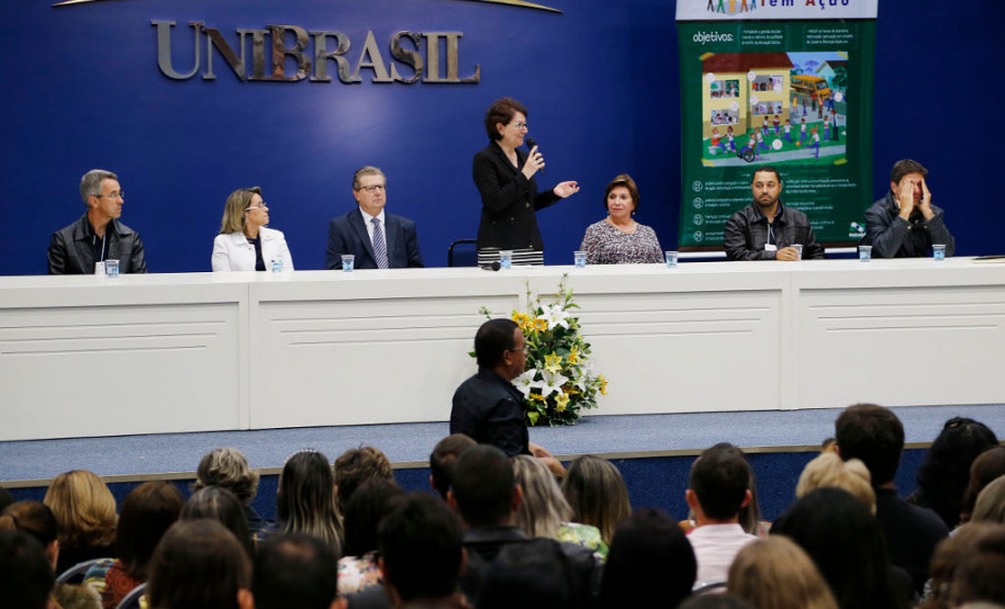 “O curso aborda questões fundamentais para fortalecer a administração democrática nas escolas estaduais e também reduzir as taxas de abandono, reprovação, aprovação por conselho de classe e distorção de idade ano, conforme previsto no nosso programa pedagógico Minha Escola Tem Ação, o Meta”, disse a secretária da Educação, professora Ana Seres.