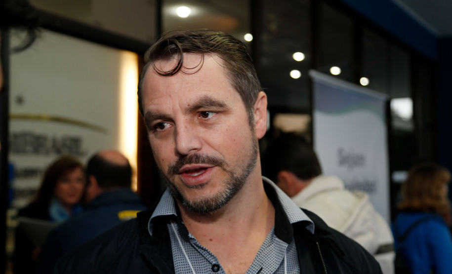 Para o diretor do Colégio Estadual Professor Júlio Teodorico, em Ponta Grossa, Josmael de Jesus Klazura, além de conhecer novas ferramentas de trabalho, a o curso proporciona a troca de informações e experiência entre os gestores. “É uma oportunidade única não apenas de aprendermos questões técnicas, mas para trocar conhecimentos teóricos e práticos que são vivenciados no cotidiano das escolas”, destacou Klazura.