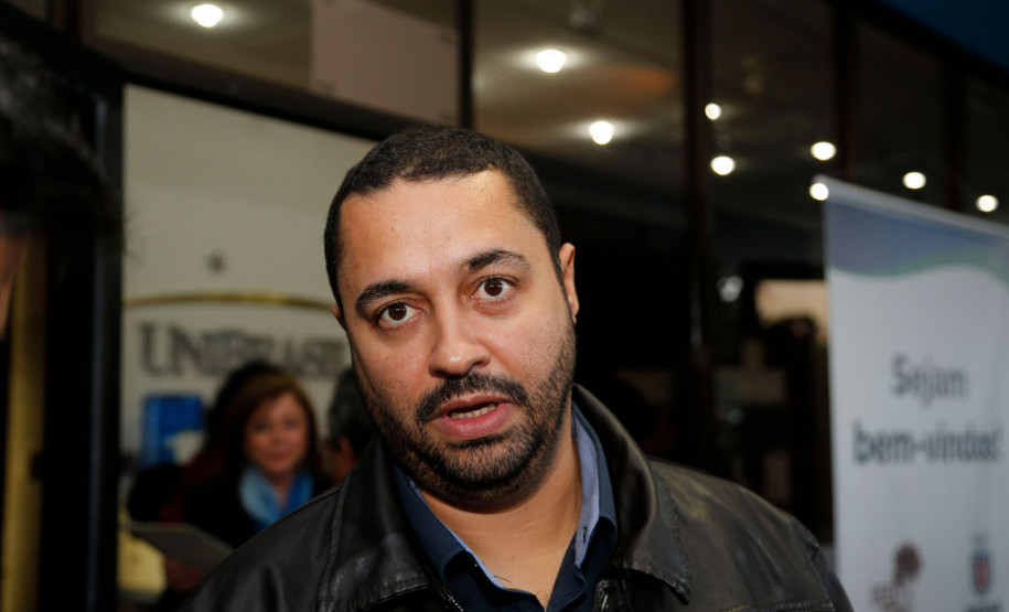 O diretor Livingston Garcia, do Colégio Estadual Dom Alberto Gonçalves, do município de Palmeira, afirmou que o curso aborda temas que são vivenciados no cotidiano das administrações escolares. “É importante porque nos dá o respaldo necessário para a gestão escolar participativa, o que irá refletir na qualidade do ensino que ofertamos”, disse Livingston.