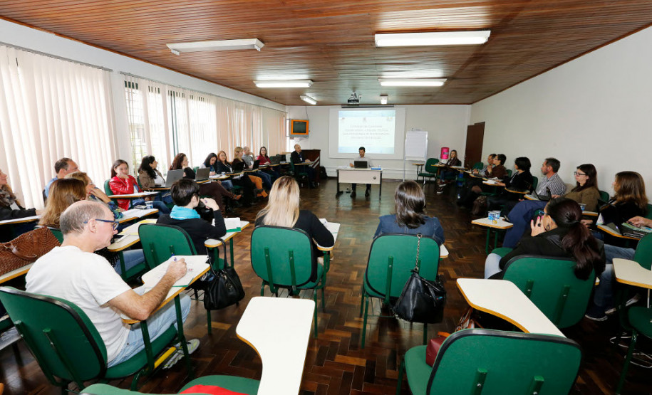 Nesta terça-feira (25), avaliadores educacionais, que compõem a rede de assistência técnica para monitoramento e avaliação dos planos municipais de educação, participaram do treinamento ofertado pela Secretaria Estadual da Educação, em Curitiba. Durante o curso os profissionais trabalharam a atualização das informações relativas aos Planos Estadual e Municipais de Educação.