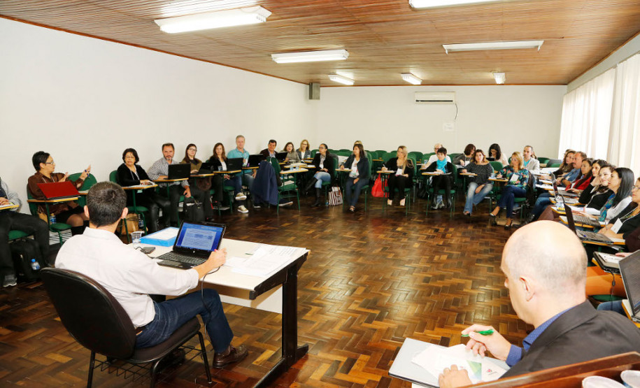 Nesta terça-feira (25), avaliadores educacionais, que compõem a rede de assistência técnica para monitoramento e avaliação dos planos municipais de educação, participaram do treinamento ofertado pela Secretaria Estadual da Educação, em Curitiba. Durante o curso os profissionais trabalharam a atualização das informações relativas aos Planos Estadual e Municipais de Educação.