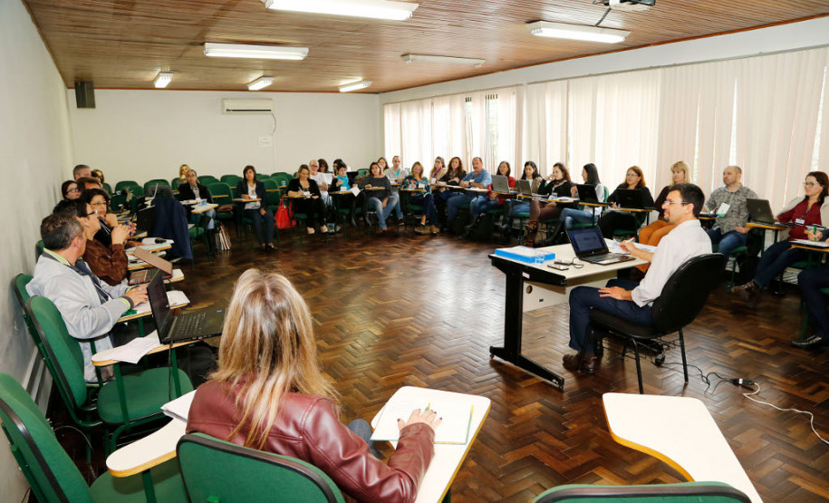 Nesta terça-feira (25), avaliadores educacionais, que compõem a rede de assistência técnica para monitoramento e avaliação dos planos municipais de educação, participaram do treinamento ofertado pela Secretaria Estadual da Educação, em Curitiba. Durante o curso os profissionais trabalharam a atualização das informações relativas aos Planos Estadual e Municipais de Educação.