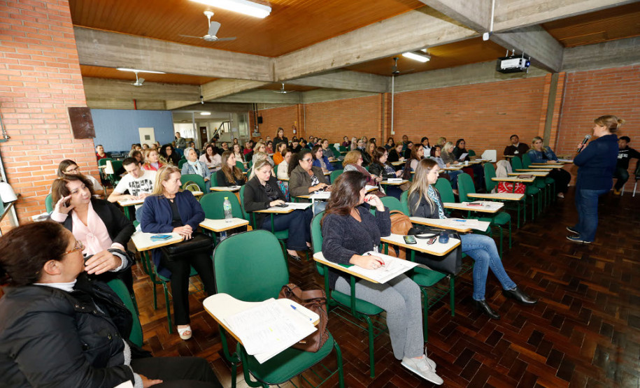 Nesta terça-feira (25) cerca de 100 técnicos pedagógicos e coordenadores da educação em tempo integral dos núcleos regionais encerraram o curso de formação continuada estratégica ofertado pela Secretaria da Educação para a modalidade, em Curitiba.
