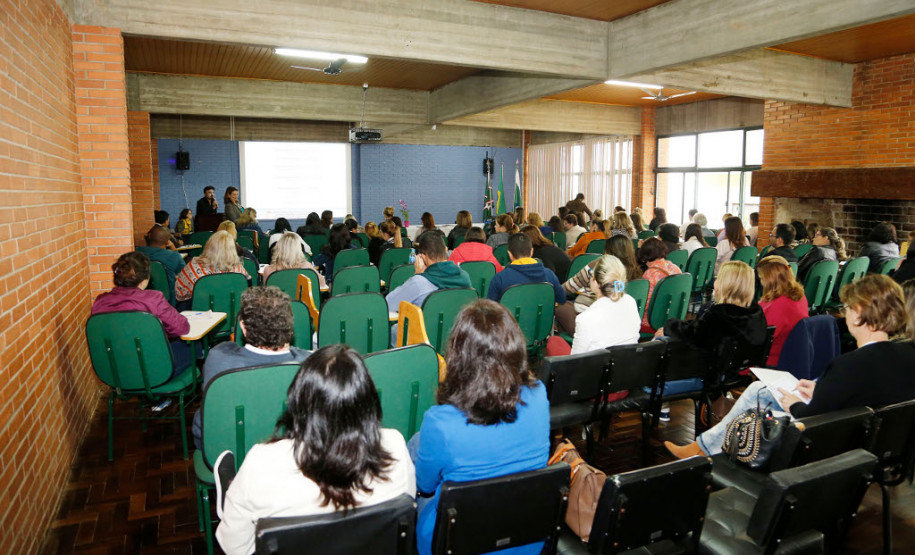 Nesta terça-feira (25) cerca de 100 técnicos pedagógicos e coordenadores da educação em tempo integral dos núcleos regionais encerraram o curso de formação continuada estratégica ofertado pela Secretaria da Educação para a modalidade, em Curitiba.
