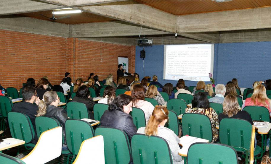Nesta terça-feira (25) cerca de 100 técnicos pedagógicos e coordenadores da educação em tempo integral dos núcleos regionais encerraram o curso de formação continuada estratégica ofertado pela Secretaria da Educação para a modalidade, em Curitiba.