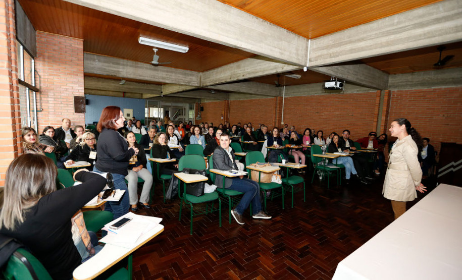 Nesta quarta-feira (26), técnicos e coordenadores pedagógicos que atuam no Departamento de Educação e Trabalho (DET) nas regionais iniciaram a formação em Curitiba. O curso termina nesta quinta-feira (27) e irá abordar questões pedagógicas e administrativas relacionadas à educação profissional. Os profissionais também vão trabalhar com as necessidades dos colégios agrícolas e as novidades do programa de formação profissional para jovens, MedioTec