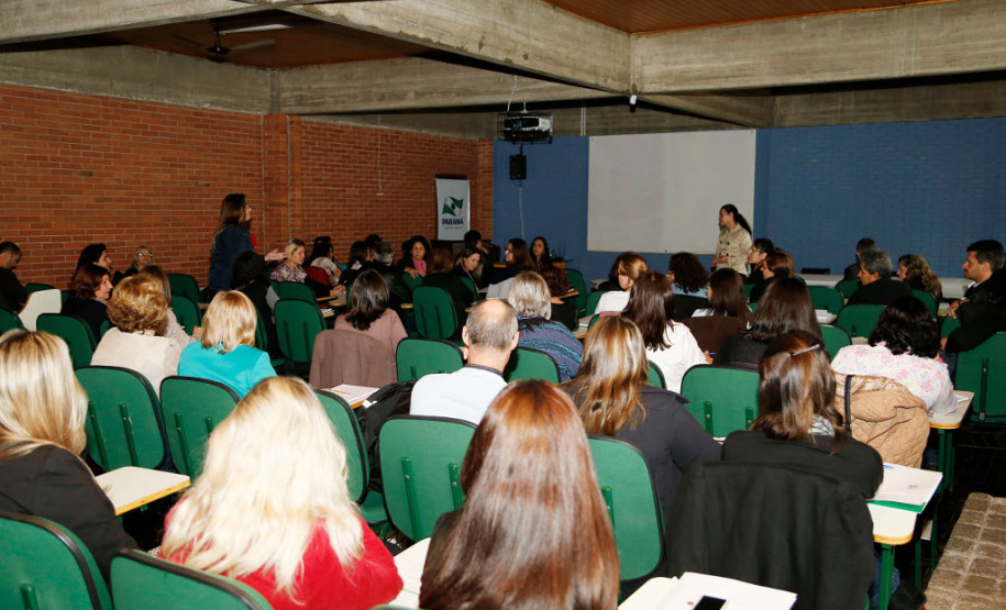 Nesta quarta-feira (26), técnicos e coordenadores pedagógicos que atuam no Departamento de Educação e Trabalho (DET) nas regionais iniciaram a formação em Curitiba. O curso termina nesta quinta-feira (27) e irá abordar questões pedagógicas e administrativas relacionadas à educação profissional. Os profissionais também vão trabalhar com as necessidades dos colégios agrícolas e as novidades do programa de formação profissional para jovens, MedioTec