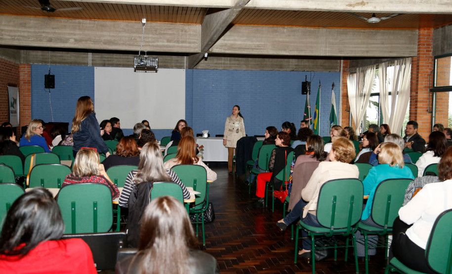 Nesta quarta-feira (26), técnicos e coordenadores pedagógicos que atuam no Departamento de Educação e Trabalho (DET) nas regionais iniciaram a formação em Curitiba. O curso termina nesta quinta-feira (27) e irá abordar questões pedagógicas e administrativas relacionadas à educação profissional. Os profissionais também vão trabalhar com as necessidades dos colégios agrícolas e as novidades do programa de formação profissional para jovens, MedioTec