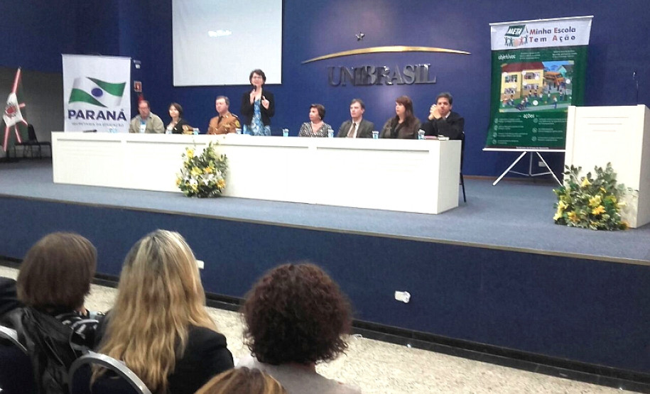 Cerca de 400 diretores de escolas dos Núcleos Regionais de Educação (NREs) de Cornélio Procópio, Jacarezinho, Ibaiti e Wenceslau Braz e Área Metropolitana Sul iniciaram, na noite desta quarta-feira (26), o curso Gestão em Foco. A formação se encerra no dia 28. Essa é a última turma de diretores a participar.