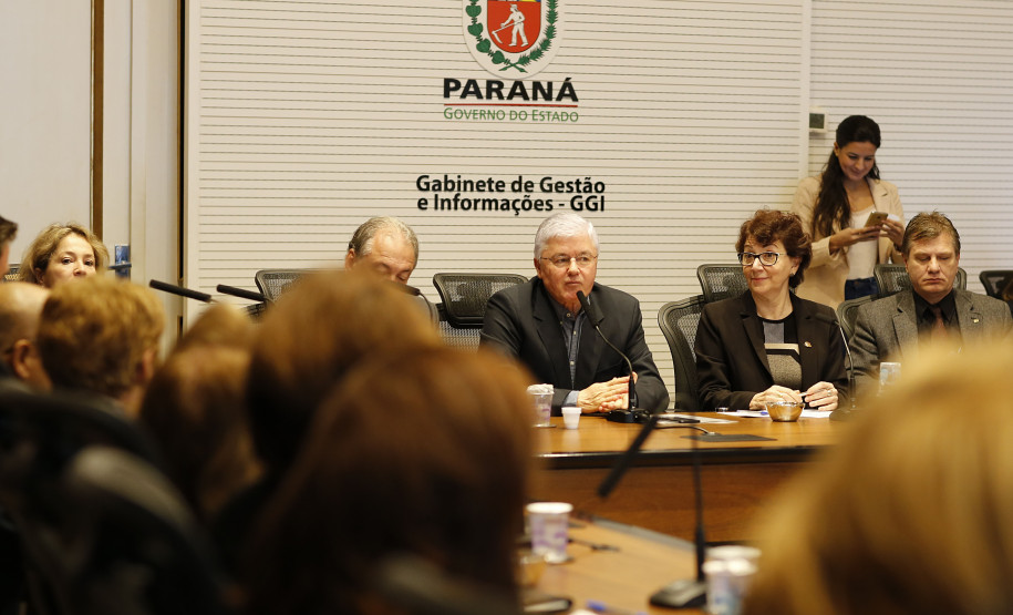 Os 32 chefes dos Núcleos Regionais de Educação (NREs) do Paraná participaram nesta terça (02) e quarta-feira (03), em Curitiba, de uma reunião de trabalho com a secretária Ana Seres e a equipe da SEED. A pauta incluiu questões administrativas, recursos humanos, infraestrutura e legislação escolar. No primeiro dia, o encontro foi no Palácio Iguaçu, com a participação do chefe da Casa Civil, Valdir Rossoni.