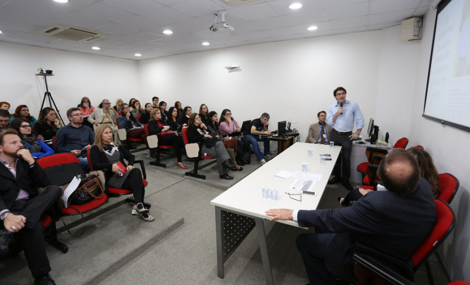 A saúde mental de jovens e adultos foi discutida nesta quarta-feira (03), em Curitiba, durante mais uma edição do Conversando sobre Saúde Mental