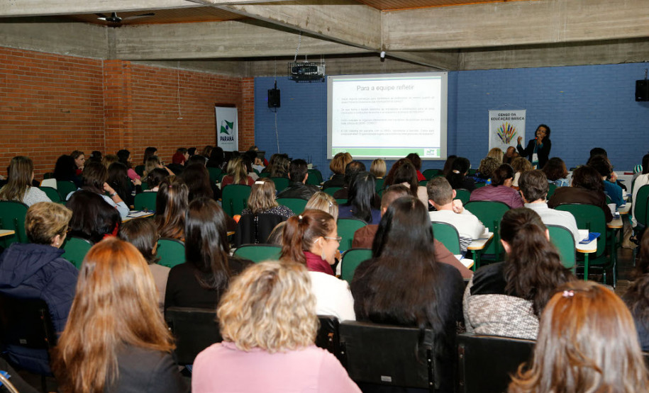 Cerca de 130 técnicos pedagógicos e secretários escolares dos 32 Núcleos Regionais de Educação participam, em Curitiba, do 1º Encontro Estadual do Censo Escolar da Educação Básica do Paraná, promovido pela Secretaria de Estado da Educação. Os profissionais vão trabalhar durante três dias questões relacionadas à metodologia e cronograma da coleta dos dados sobre o ensino no Estado.