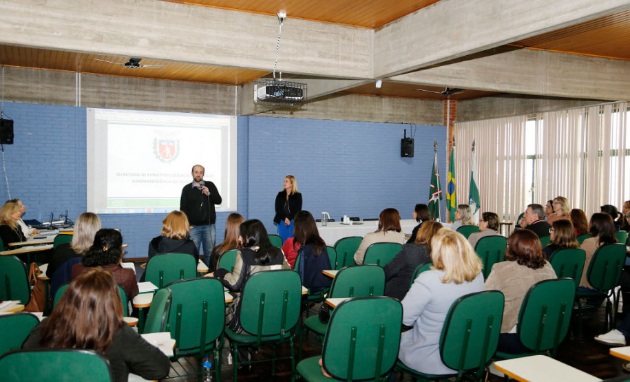 A Educação de Jovens e Adultos atende estudantes acima de 15 anos no ensino fundamental e 18 anos para o ensino médio que não concluíram os estudos na idade escolar. Já o PAE atende alunos que estão com defasagem de dois anos no processo de escolarização.