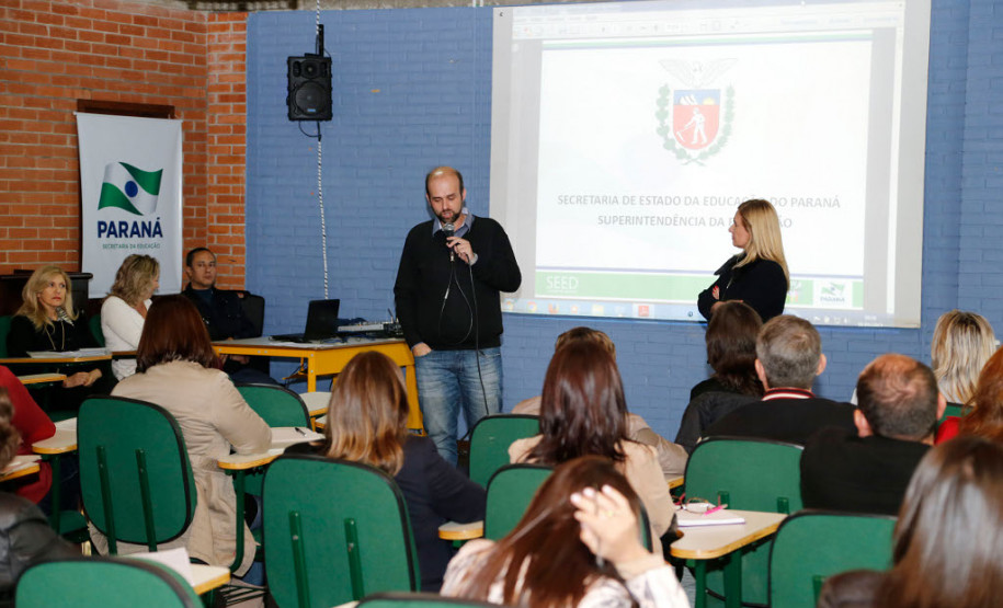 A formação é desenvolvida pela Superintendência da Educação da Secretaria de Estado da Educação, com o objetivo de alinhar as ações desenvolvidas pela pasta e fortalecer o trabalho pedagógico das regionais com as escolas da rede estadual de ensino. A formação tem duração de 16 horas, divididas em dois dias, e está prevista no item três do programa Minha Escola Tem Ação (META), que aborda a oferta de formação continuada dos profissionais da educação.