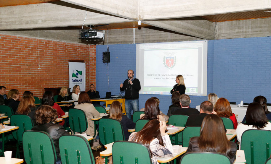 Técnicos pedagógicos dos 32 Núcleos Regionais de Educação (NRE) que atuam nas coordenações da Educação de Jovens e Adultos (EJA) e no Programa de Aceleração de Estudo (PAE) iniciaram, nesta segunda-feira (8), cursos de formação estratégica voltados à defasagem na relação idade/ano de escolarização.