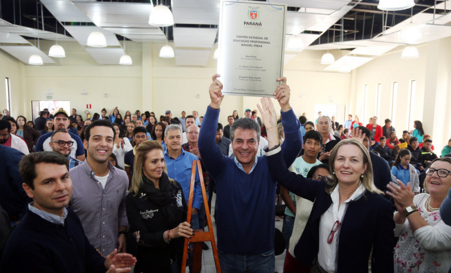 O governador Beto Richa inaugurou nesta sexta-feira (12) o Centro Estadual de Educação Profissional (CEEP) de Manoel Ribas, na região central do Estado. A unidade, que começou a funcionar em fevereiro, atende alunos da cidade, de municípios do entorno e das 71 comunidades indígenas da região. Richa também repassou um ônibus para o transporte escolar do município.