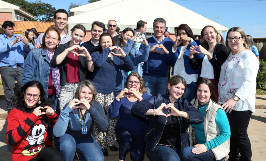 O governador Beto Richa inaugurou nesta sexta-feira (12) o Centro Estadual de Educação Profissional (CEEP) de Manoel Ribas, na região central do Estado. A unidade, que começou a funcionar em fevereiro, atende alunos da cidade, de municípios do entorno e das 71 comunidades indígenas da região. Richa também repassou um ônibus para o transporte escolar do município.
