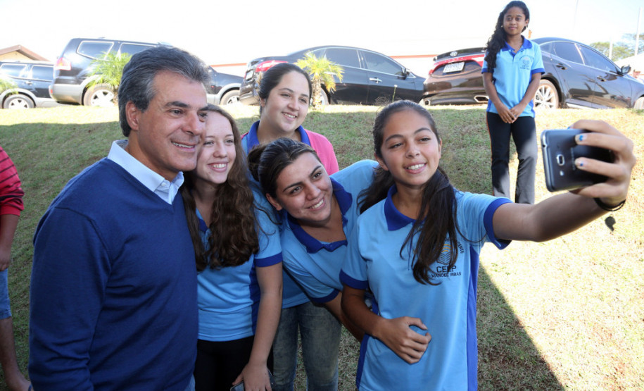 O governador Beto Richa inaugurou nesta sexta-feira (12) o Centro Estadual de Educação Profissional (CEEP) de Manoel Ribas, na região central do Estado. A unidade, que começou a funcionar em fevereiro, atende alunos da cidade, de municípios do entorno e das 71 comunidades indígenas da região. Richa também repassou um ônibus para o transporte escolar do município.