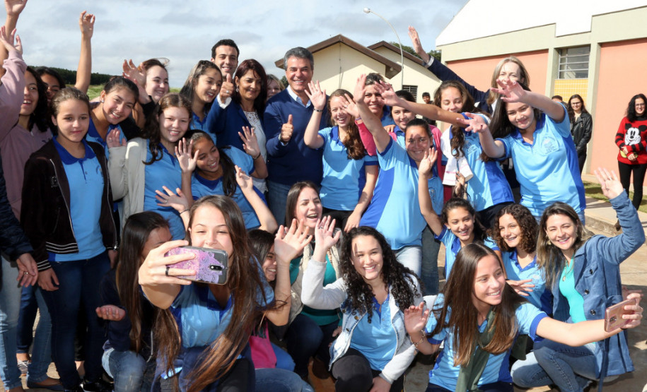 O governador Beto Richa inaugurou nesta sexta-feira (12) o Centro Estadual de Educação Profissional (CEEP) de Manoel Ribas, na região central do Estado. A unidade, que começou a funcionar em fevereiro, atende alunos da cidade, de municípios do entorno e das 71 comunidades indígenas da região. Richa também repassou um ônibus para o transporte escolar do município.