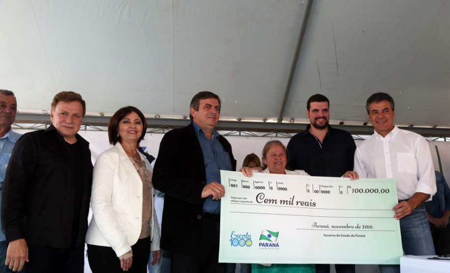 Durante a entrega de 127 casas a moradores de Ibaiti, nesta quinta-feira (11), o governador Beto Richa autorizou repasse de R$ 400 mil reais para quatro colégios da região, unidades que fazem parte do programa Escola 1000. O projeto prevê investimento de R$ 100 milhões em 1000 escolas do Paraná, recursos para aplicação em reparos e melhorias.