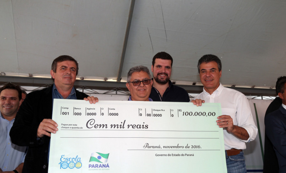 Durante a entrega de 127 casas a moradores de Ibaiti, nesta quinta-feira (11), o governador Beto Richa autorizou repasse de R$ 400 mil reais para quatro colégios da região, unidades que fazem parte do programa Escola 1000. O projeto prevê investimento de R$ 100 milhões em 1000 escolas do Paraná, recursos para aplicação em reparos e melhorias.