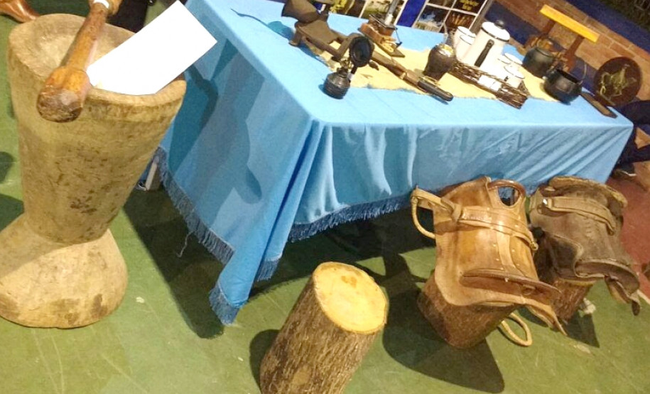 Os estudantes dos cursos técnicos em guia de turismo e nutrição e dietética do Colégio Estadual Júlia Wanderley, em Curitiba, realizaram na sexta-feira (12), a 1° Feira Gastronômica: Cultura, Turismo e Sabores do Paraná. A iniciativa teve como objetivo alinhar os objetos de estudos dos dois cursos e ressaltar os valores tradicionais de regiões que representam a diversidade cultural paranaense.