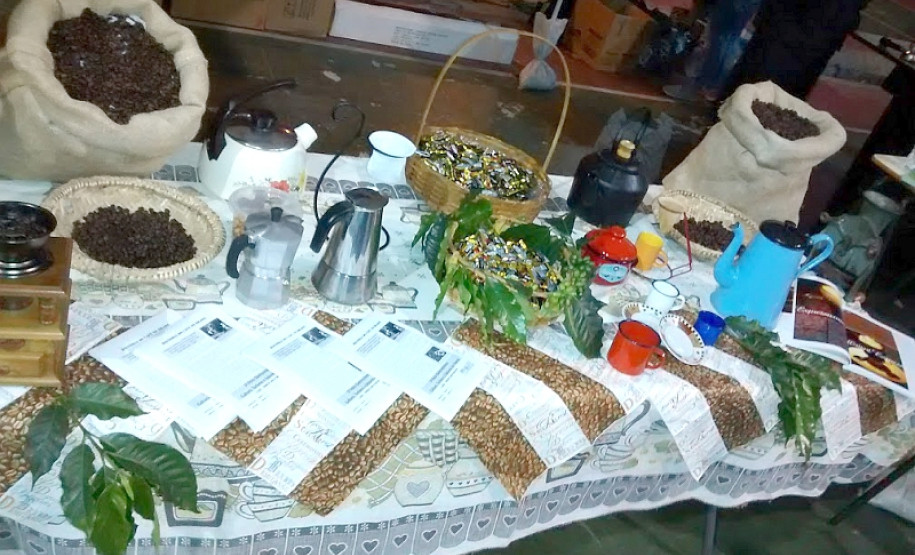 Os estudantes dos cursos técnicos em guia de turismo e nutrição e dietética do Colégio Estadual Júlia Wanderley, em Curitiba, realizaram na sexta-feira (12), a 1° Feira Gastronômica: Cultura, Turismo e Sabores do Paraná. A iniciativa teve como objetivo alinhar os objetos de estudos dos dois cursos e ressaltar os valores tradicionais de regiões que representam a diversidade cultural paranaense.