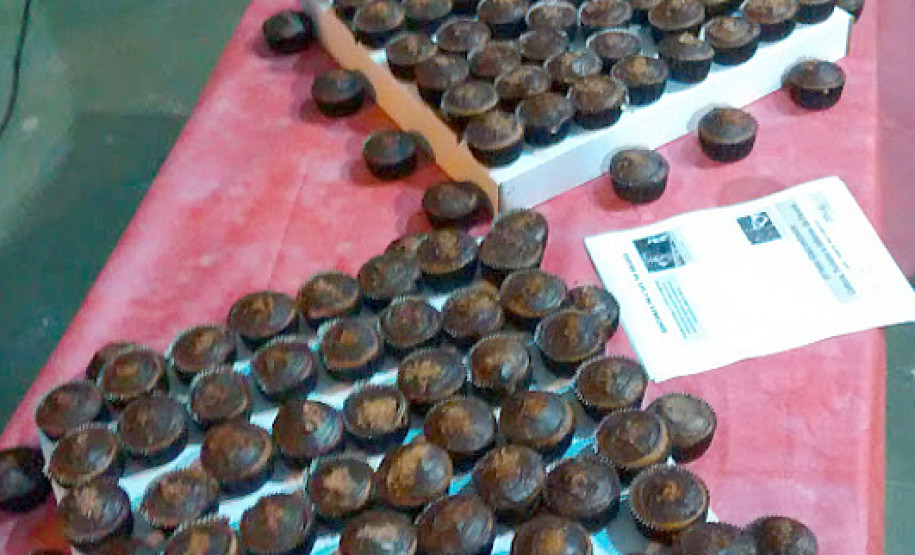 Os estudantes dos cursos técnicos em guia de turismo e nutrição e dietética do Colégio Estadual Júlia Wanderley, em Curitiba, realizaram na sexta-feira (12), a 1° Feira Gastronômica: Cultura, Turismo e Sabores do Paraná. A iniciativa teve como objetivo alinhar os objetos de estudos dos dois cursos e ressaltar os valores tradicionais de regiões que representam a diversidade cultural paranaense.