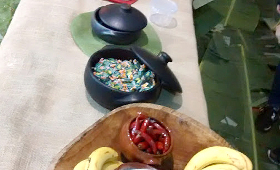 Os estudantes dos cursos técnicos em guia de turismo e nutrição e dietética do Colégio Estadual Júlia Wanderley, em Curitiba, realizaram na sexta-feira (12), a 1° Feira Gastronômica: Cultura, Turismo e Sabores do Paraná. A iniciativa teve como objetivo alinhar os objetos de estudos dos dois cursos e ressaltar os valores tradicionais de regiões que representam a diversidade cultural paranaense.