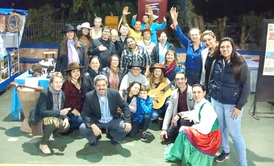 Os estudantes dos cursos técnicos em guia de turismo e nutrição e dietética do Colégio Estadual Júlia Wanderley, em Curitiba, realizaram na sexta-feira (12), a 1° Feira Gastronômica: Cultura, Turismo e Sabores do Paraná. A iniciativa teve como objetivo alinhar os objetos de estudos dos dois cursos e ressaltar os valores tradicionais de regiões que representam a diversidade cultural paranaense.