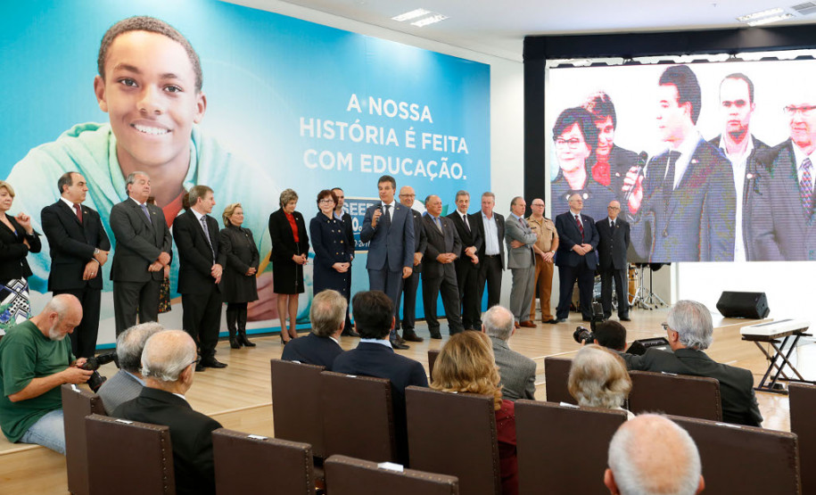 O Paraná comemora neste mês de maio os 70 anos da Secretaria de Estado da Educação. Nesta segunda-feira (15), em solenidade no Salão de Atos do Palácio Iguaçu, em Curitiba, o governador Beto Richa enalteceu o papel do órgão na gestão da área, na formação dos paranaenses e no desenvolvimento do Paraná. Junto com a secretária da Educação, professora Ana Seres, e de ex-secretários da pasta, Richa deu início às comemorações pela data.