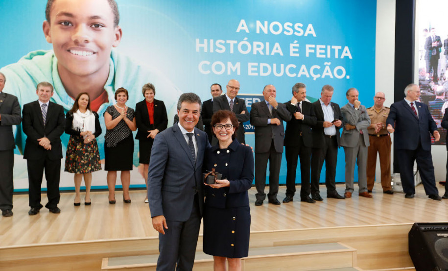 O Paraná comemora neste mês de maio os 70 anos da Secretaria de Estado da Educação. Nesta segunda-feira (15), em solenidade no Salão de Atos do Palácio Iguaçu, em Curitiba, o governador Beto Richa enalteceu o papel do órgão na gestão da área, na formação dos paranaenses e no desenvolvimento do Paraná. Junto com a secretária da Educação, professora Ana Seres, e de ex-secretários da pasta, Richa deu início às comemorações pela data.